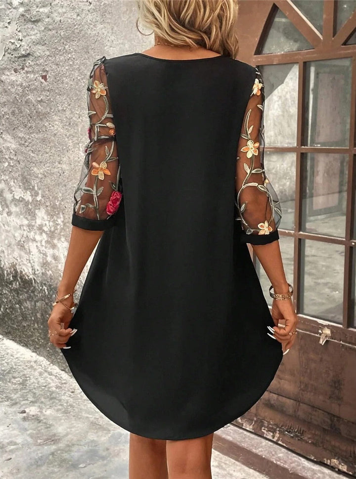 Maya | Dame Minikjole Med Broderede Mesh-Ærmer 1